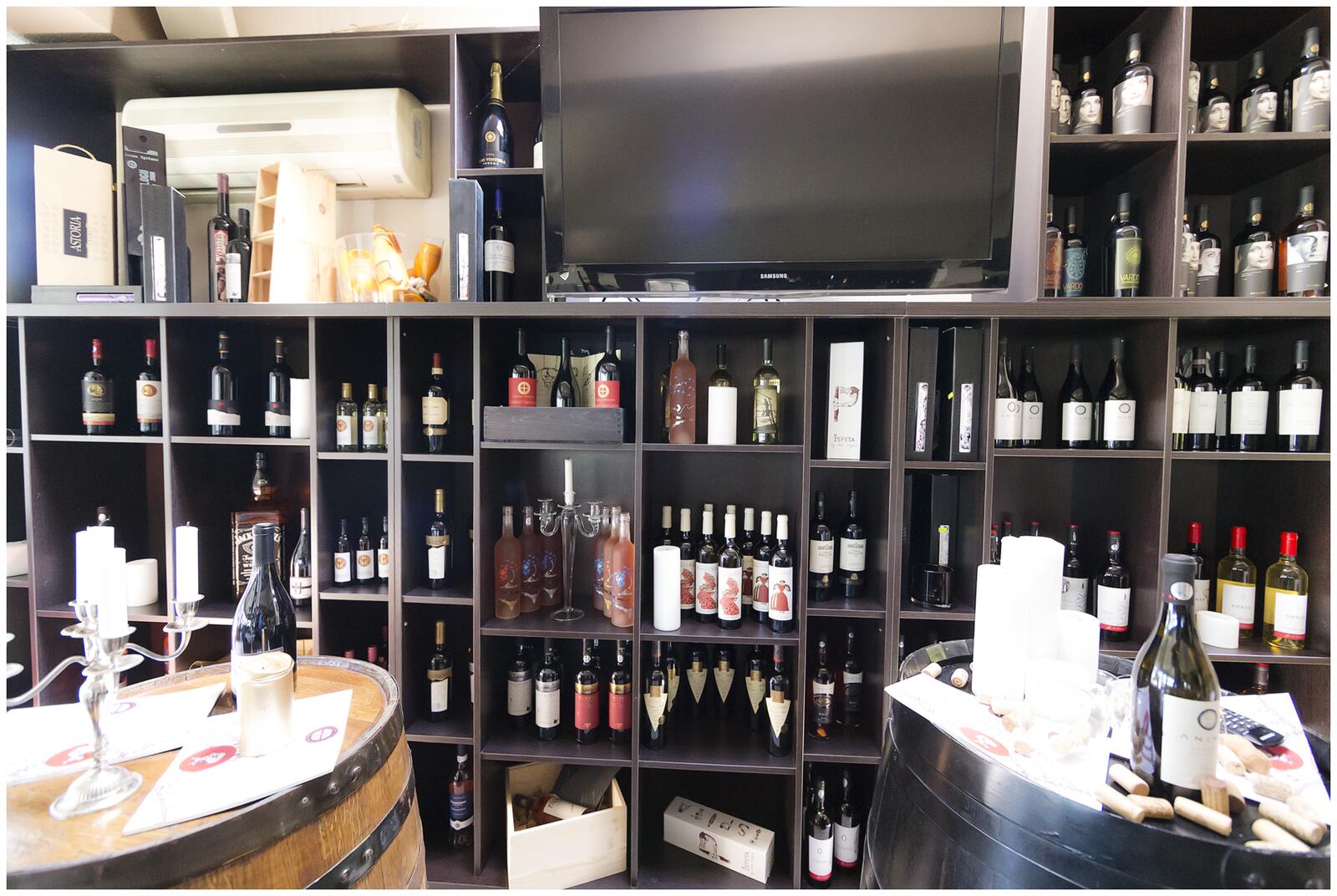 Rafturi cu sticle de vin în restaurantul Hotel Vio
